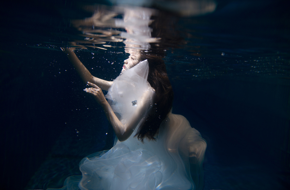 失去掌控力握不住美感用眼睛观测又略显奢侈只好陪她一起坠入深海里