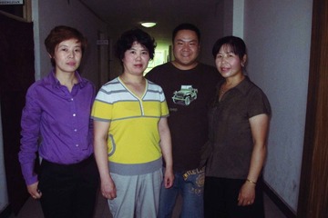我（右二）跟县城名角儿们的合影。
