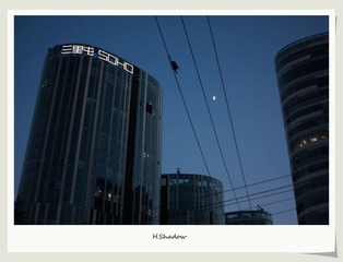 月亮 三里屯soho和电线
