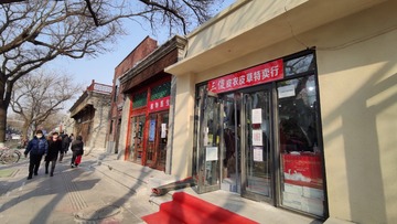 冬天起早上班，会看见路旁的大蘑菇下会冒出热气。