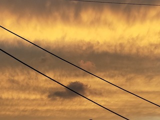 568055