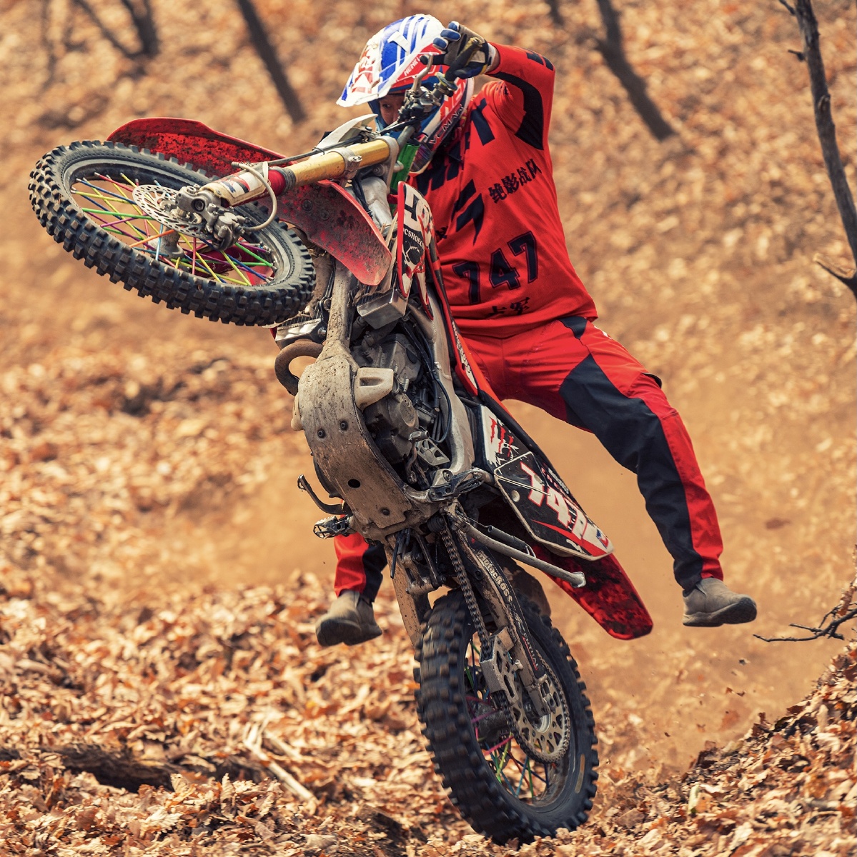 越野挑战摩托车手爬山0969