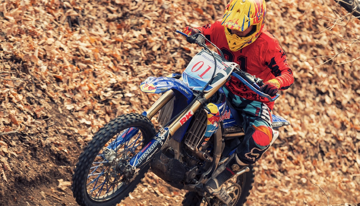 越野挑战摩托车手爬山0969