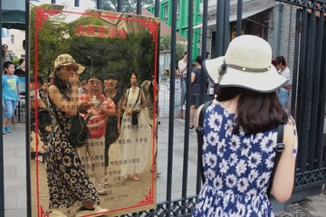 走向教堂的女孩