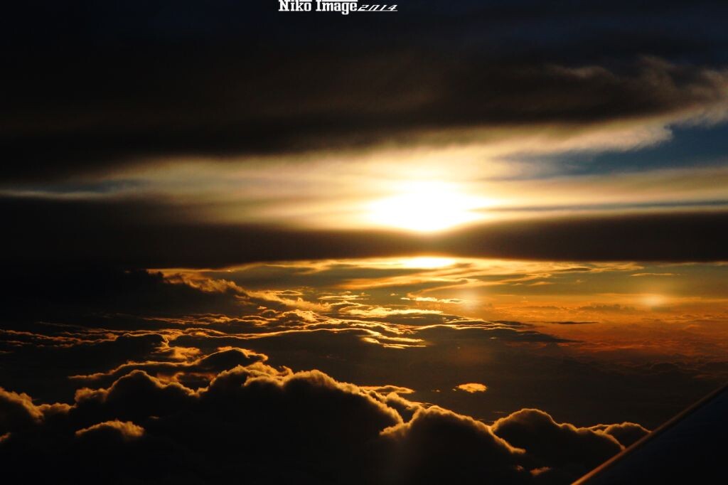 飞往成都的空中，傍晚7点多的时候，一直都是夕阳暴晒的状态，就这么一瞬间，太阳就钻到云彩里不出来了