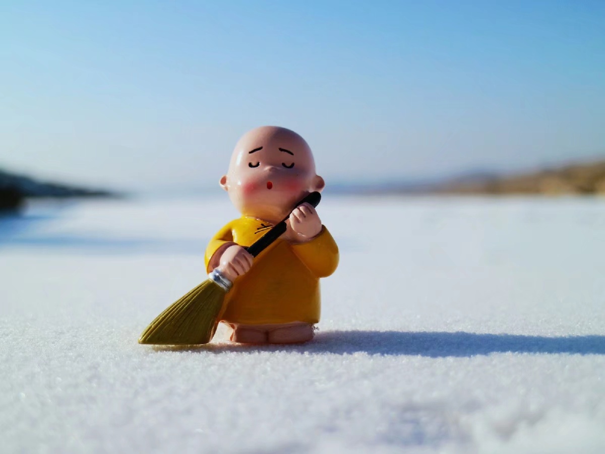 扫雪的小和尚