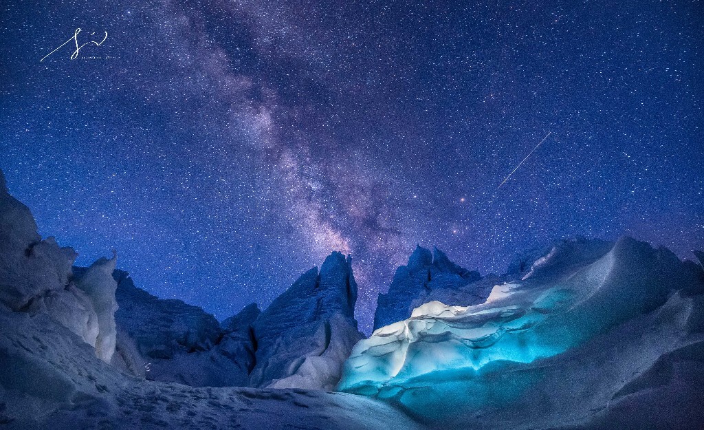 星空下，冰川上，一个人的自娱自乐。