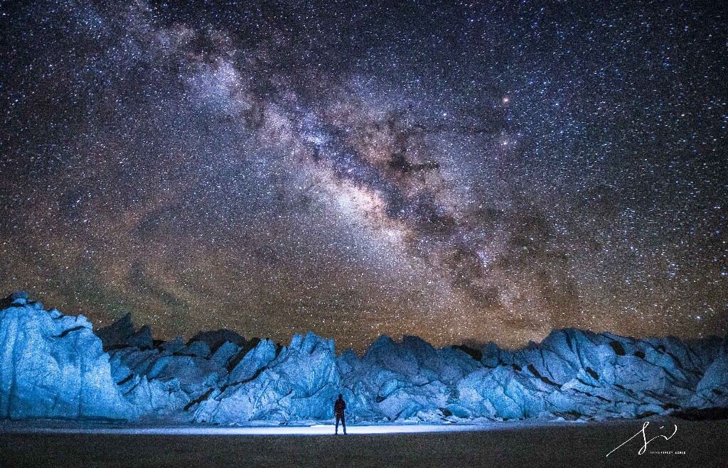 春季银河在黎明前升起，气辉在地平线上晕开涟漪，冰塔林在头灯照射下映出蓝光...世界观被放大到如此宏大的尺度，这才是世界，摆脱束缚的世界
