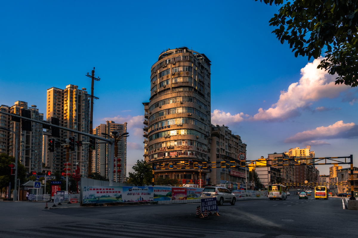 拍摄于遵义市汇川区高桥十字路口处.夕阳的光芒照射在高楼上.