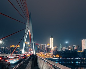 千厮门大桥上