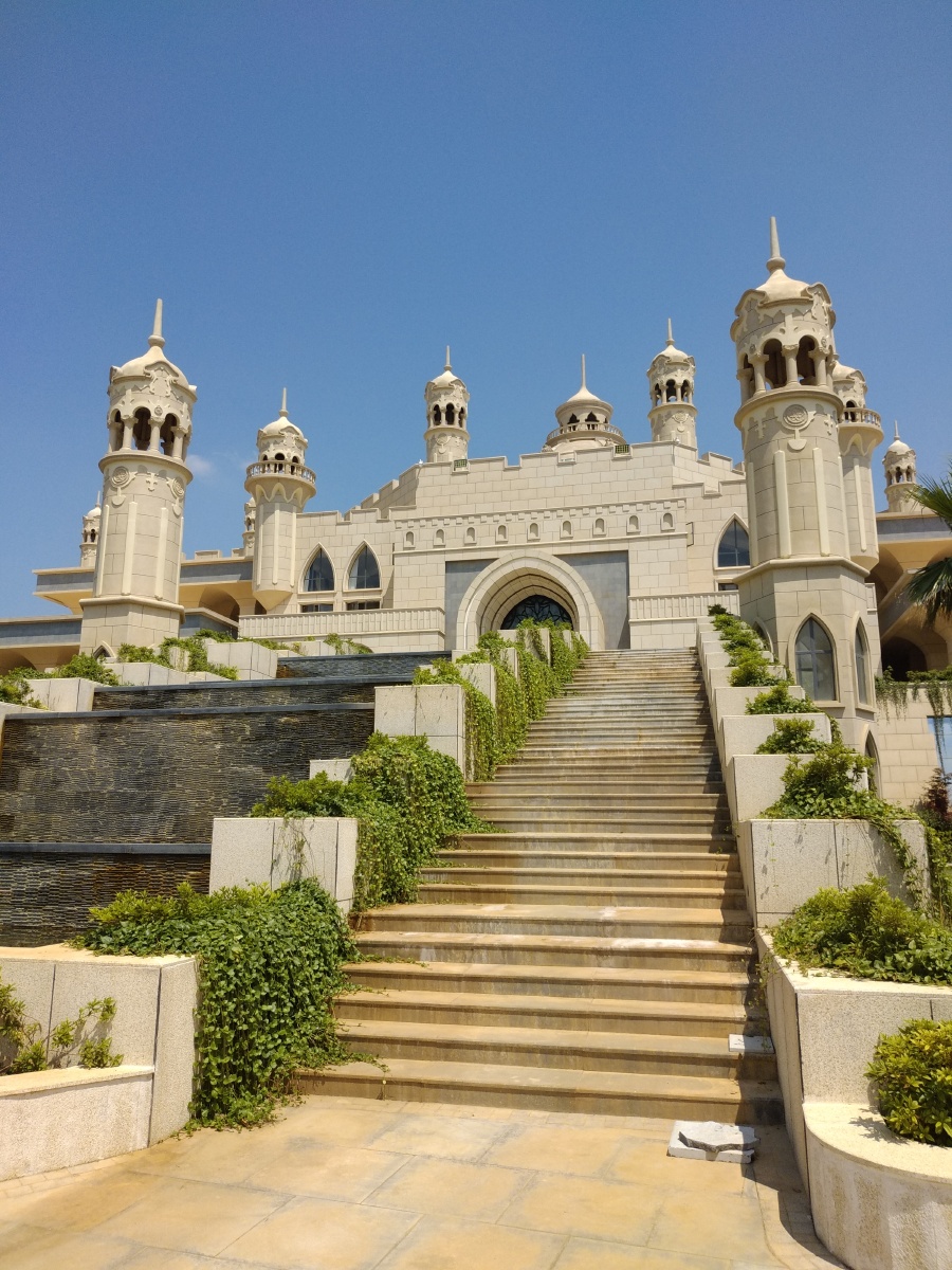 寻甸阿拉丁风情小镇夏天的风景