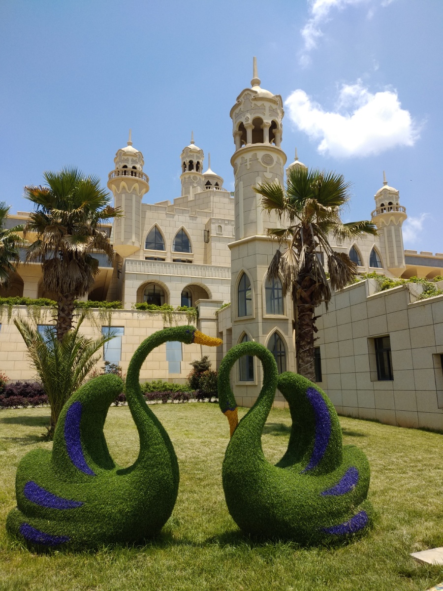 寻甸阿拉丁风情小镇夏天的风景