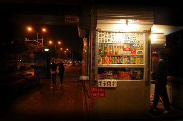 北航校门天桥2