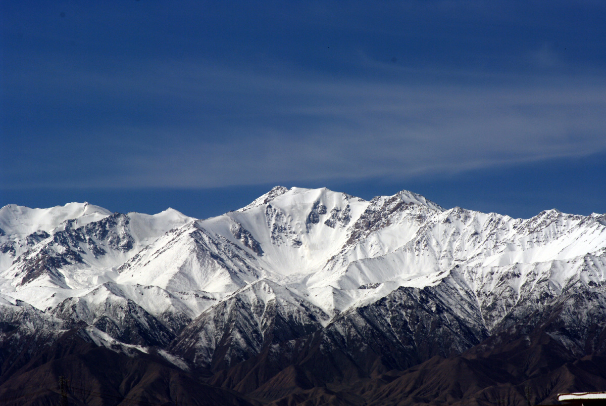 在嘉峪关城拍到的雪山 br />