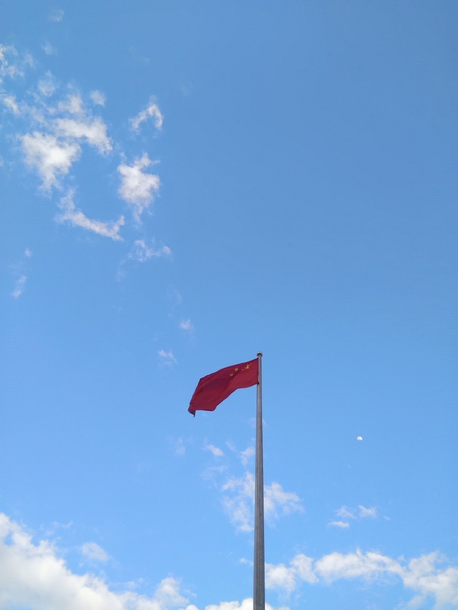 昆明蓝映衬了鲜艳的国旗厉害了我的国