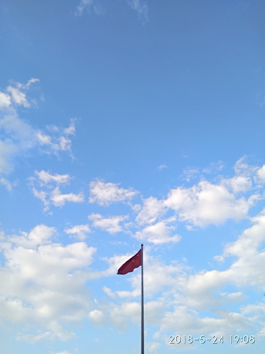 昆明蓝映衬了鲜艳的国旗厉害了我的国