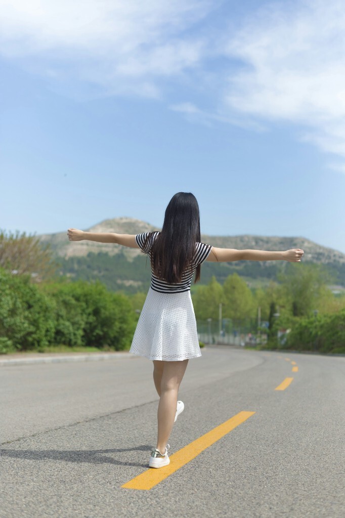 你转身向背侧脸还是很美