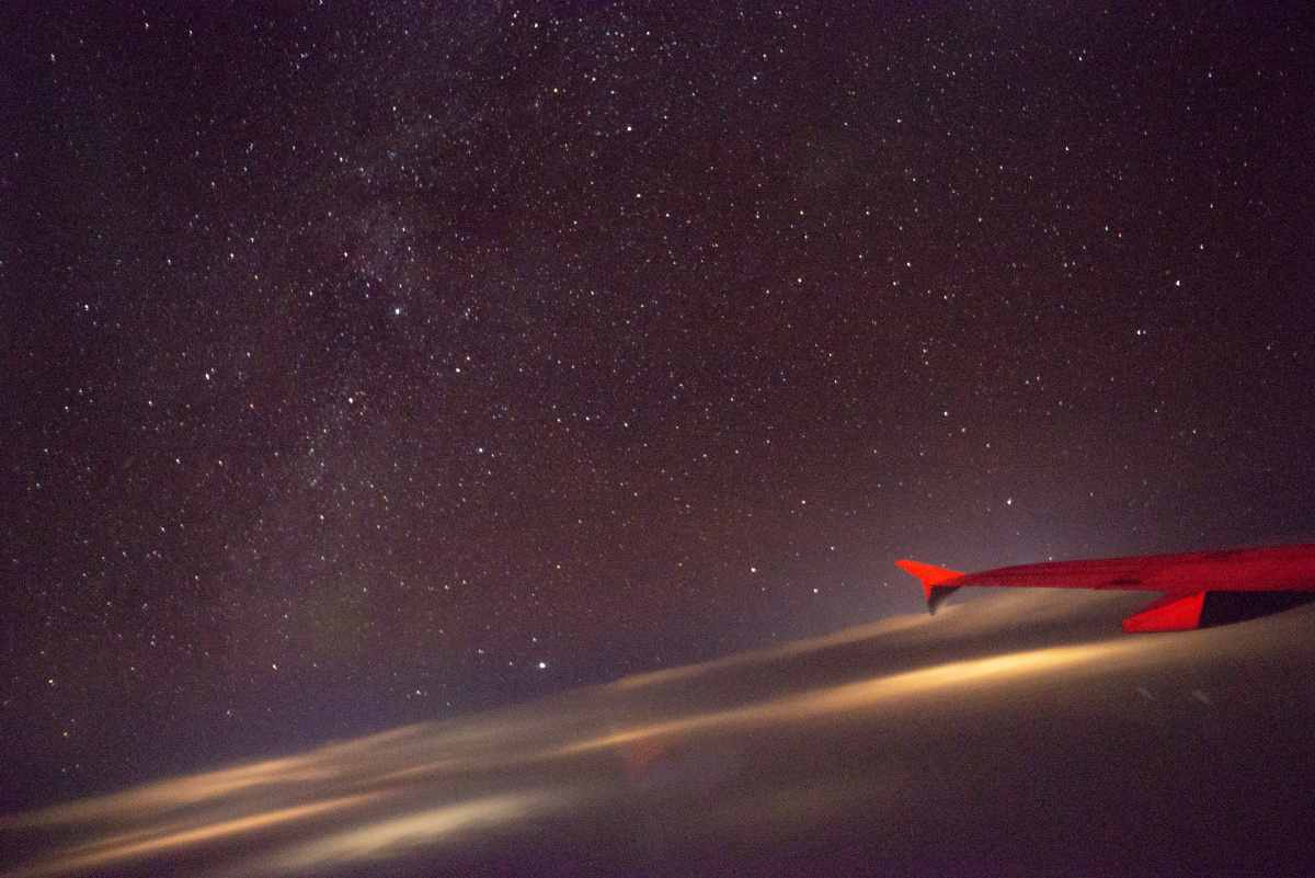 拉萨至西安航段窗外闪耀的冬季星空猎户座