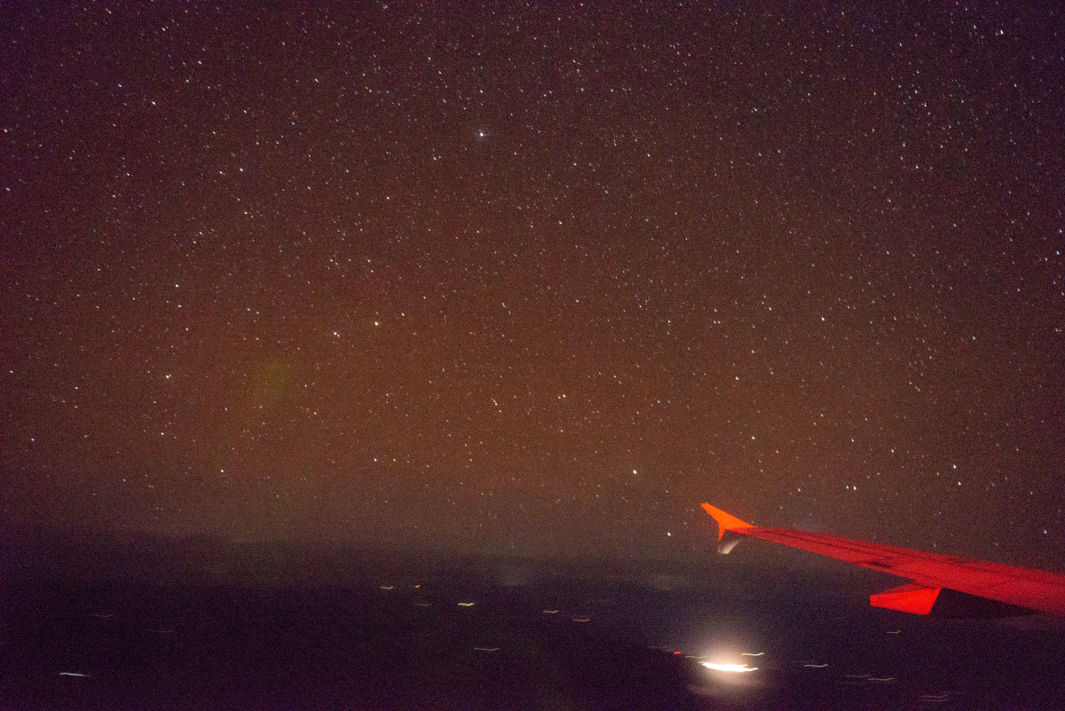 拉萨至西安航段窗外闪耀的冬季星空猎户座