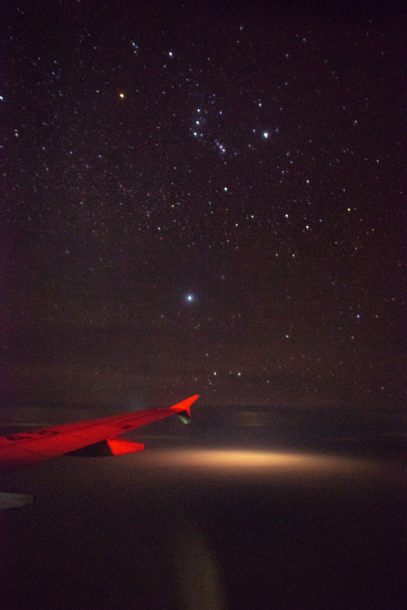 拉萨至西安航段窗外闪耀的冬季星空猎户座