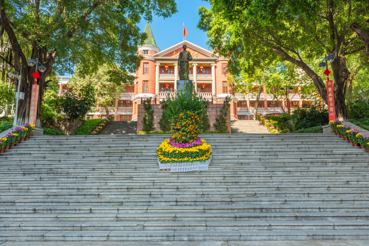 春日里的中山大学北校区及其附近的烈士陵园