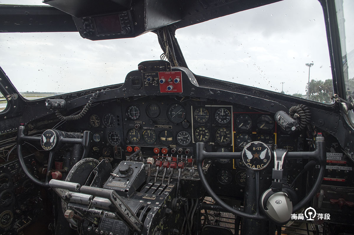 1942年生产经历二战洗礼的b17空中堡垒轰炸机时至今日仍能飞行
