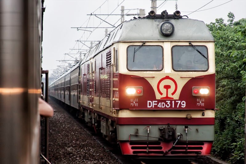 双机DF4D准高速型牵引5201次列车与5222次列车在区间交汇（2011年6月6日）
