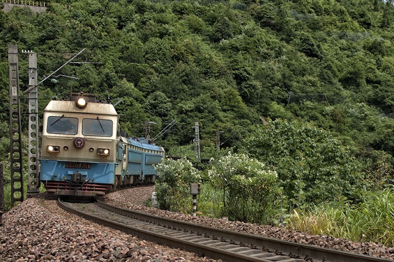 双机韶山4牵引货列通过250米半径的曲线