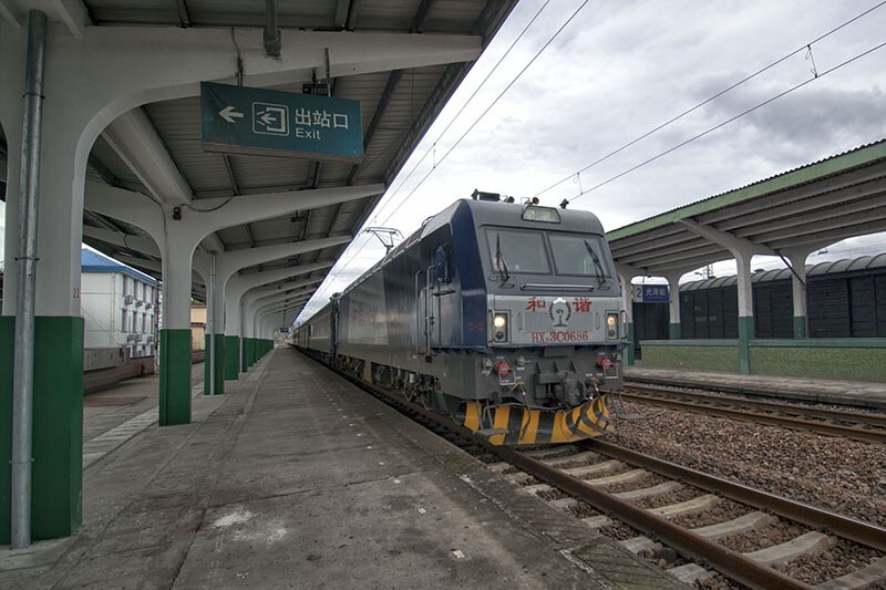 和谐3C牵引K45次旅客列车驶入光泽站