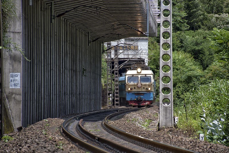 双机韶山4牵引货列驶出隧道
