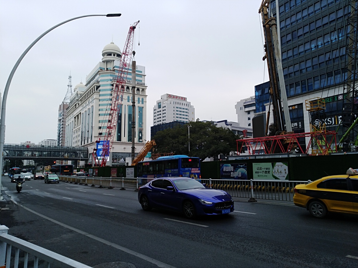 闹市区的地铁工池