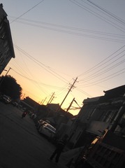 130437