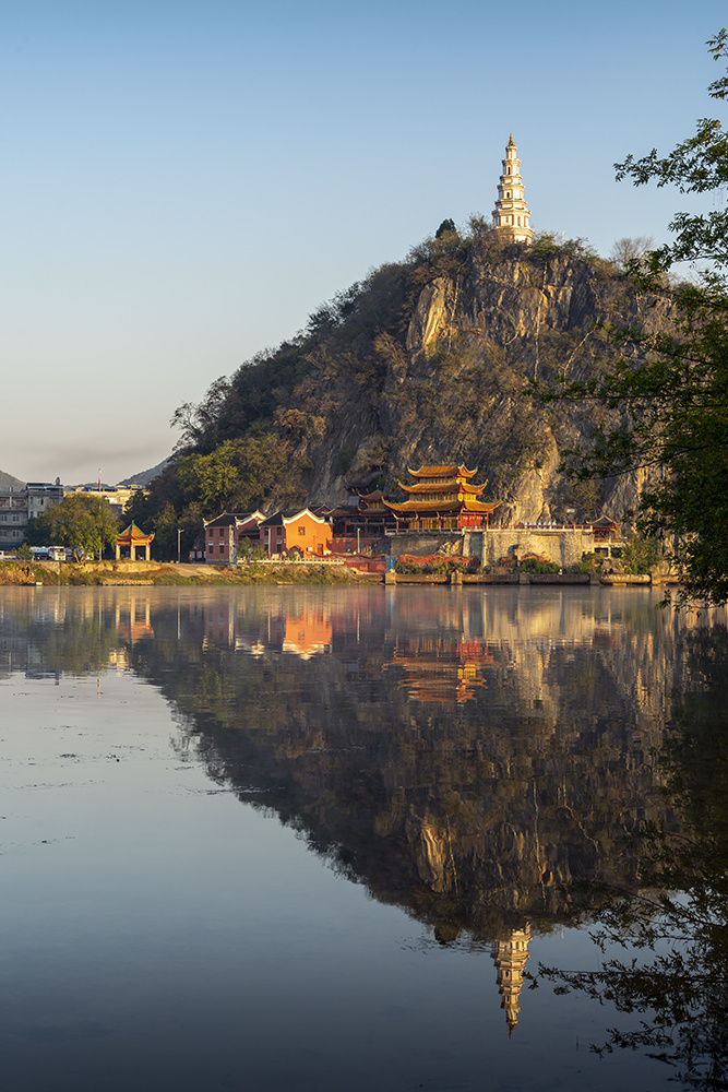 阳光照耀豸山寺