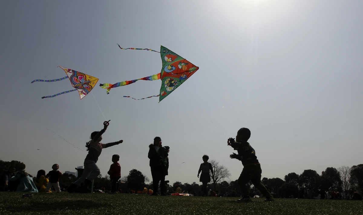 春天,对于孩子来说,最美好的事情不就是蓝天白云下在青草地上追逐风筝