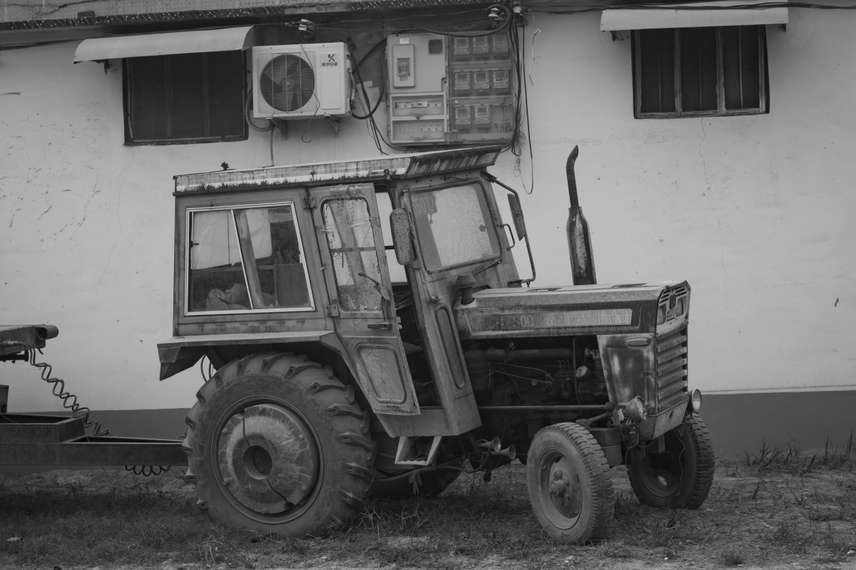 虽然很旧,很破,但还在服役的拖拉机头.