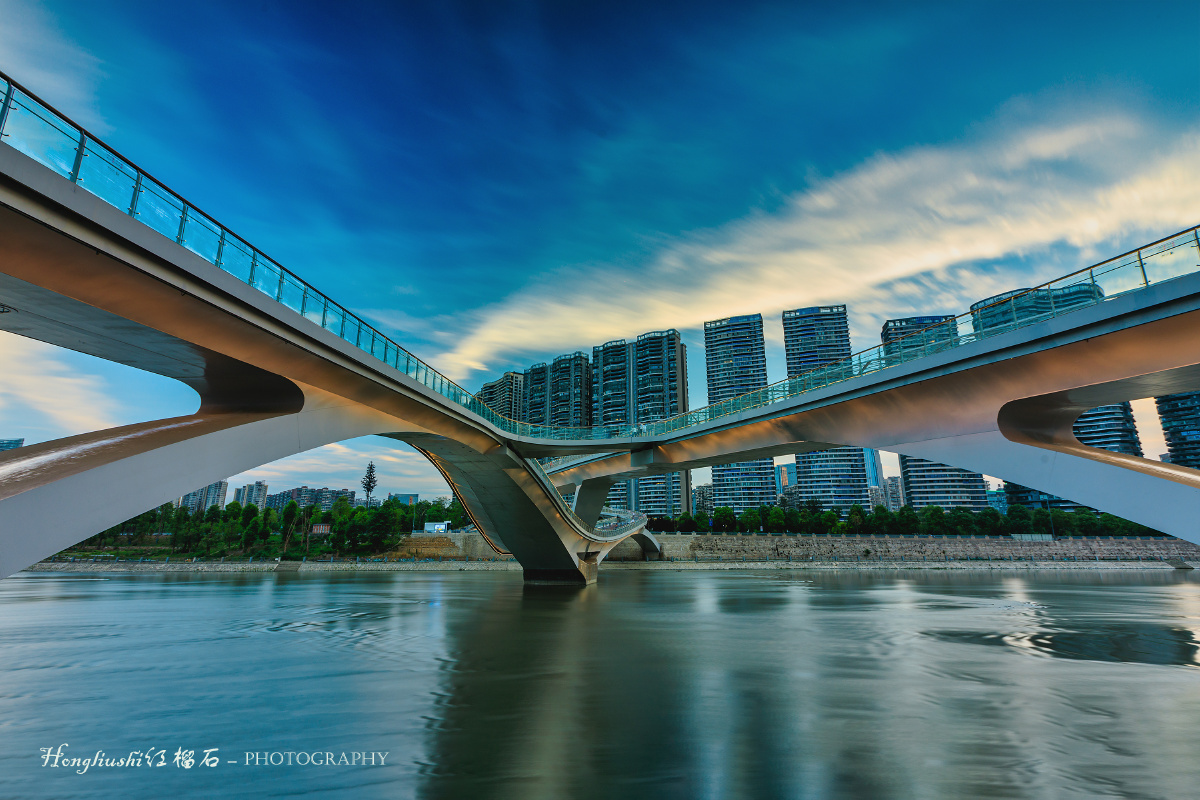 成都网红打卡人行拱桥该桥是国内首座莫比乌斯环形拱桥造型独特