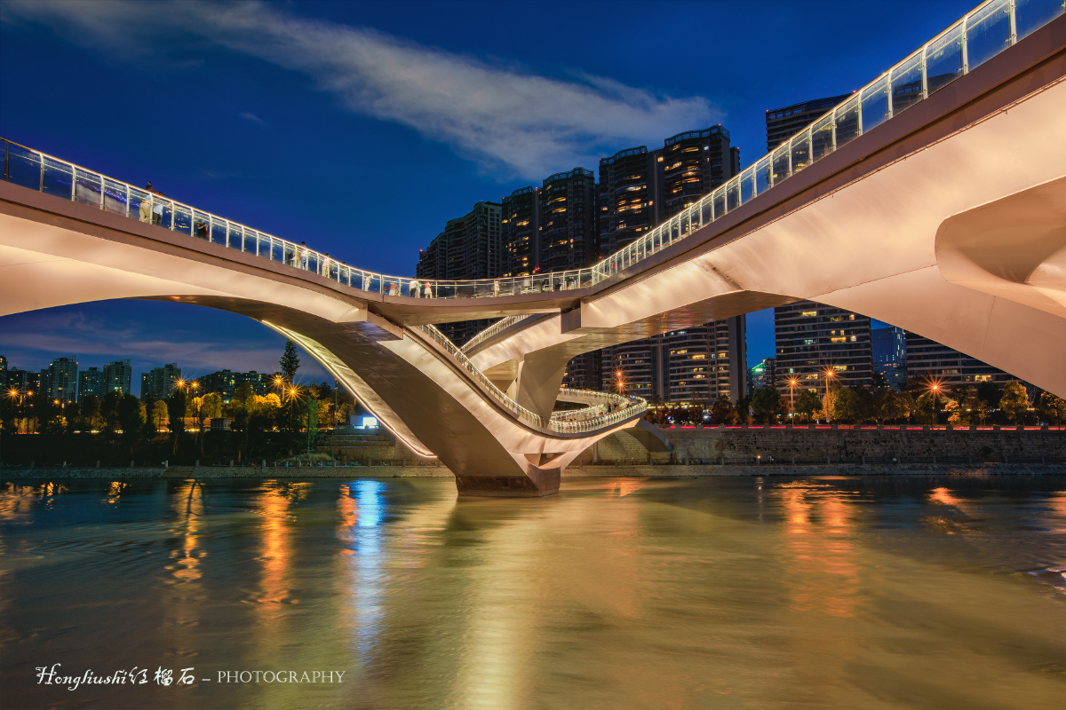 成都网红打卡人行拱桥该桥是国内首座莫比乌斯环形拱桥造型独特