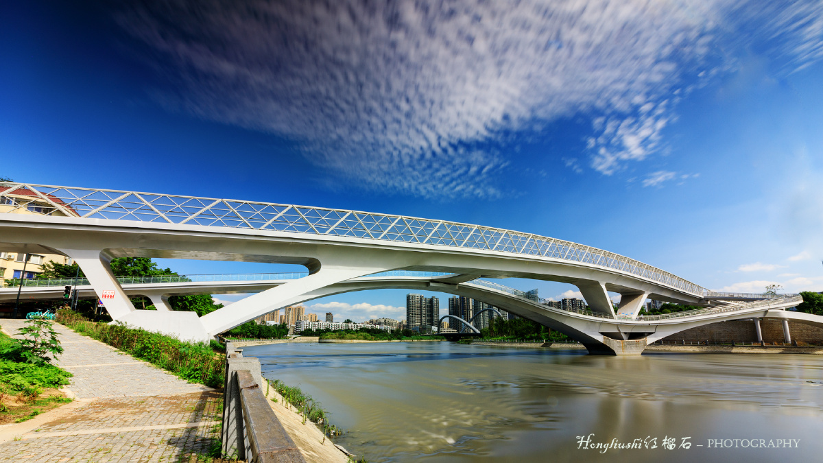 成都网红打卡人行拱桥该桥是国内首座莫比乌斯环形拱桥造型独特