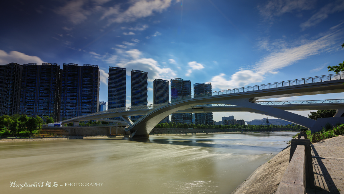 成都网红打卡人行拱桥该桥是国内首座莫比乌斯环形拱桥造型独特