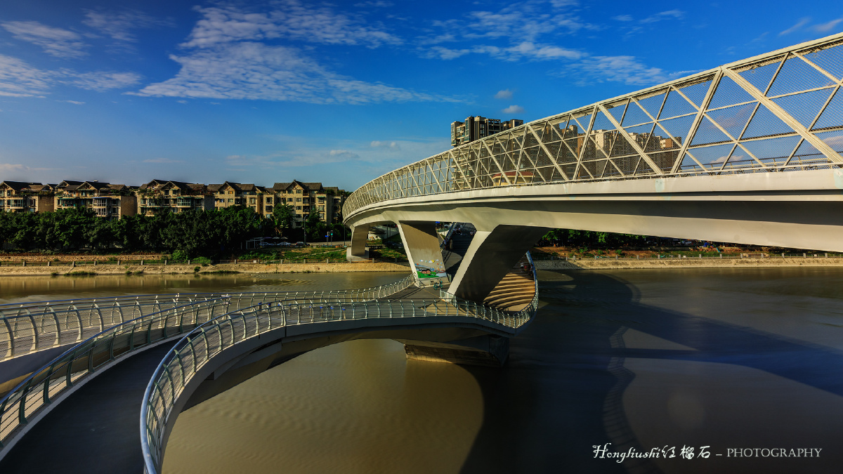 成都网红打卡人行拱桥该桥是国内首座莫比乌斯环形拱桥造型独特