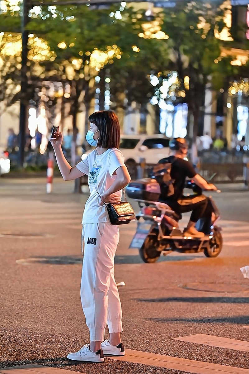 街拍杭州61湖滨银泰边路口