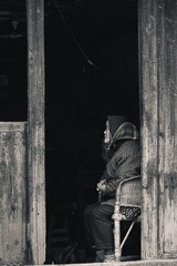 569671