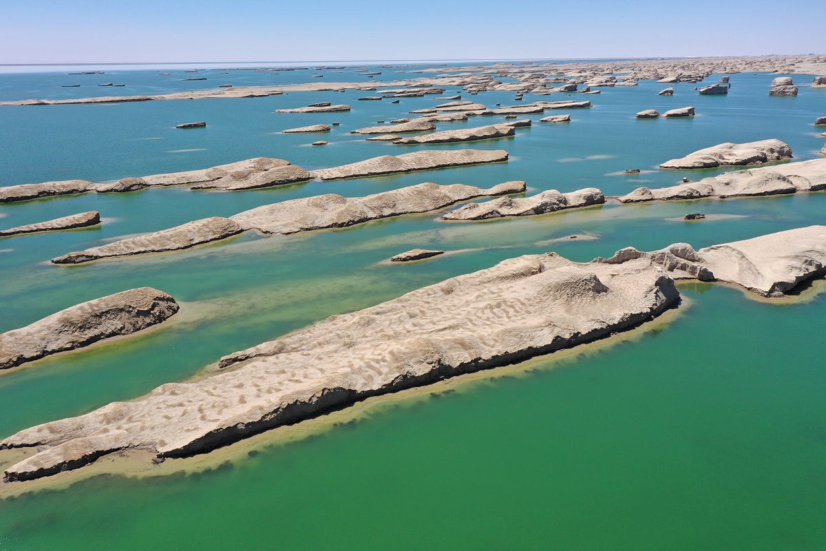 东台吉乃尔水上雅丹