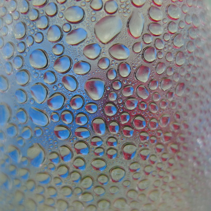 自制手机桌面-1 br /> 小光圈拍摄矿泉水瓶上的水珠,根据需要任意布置