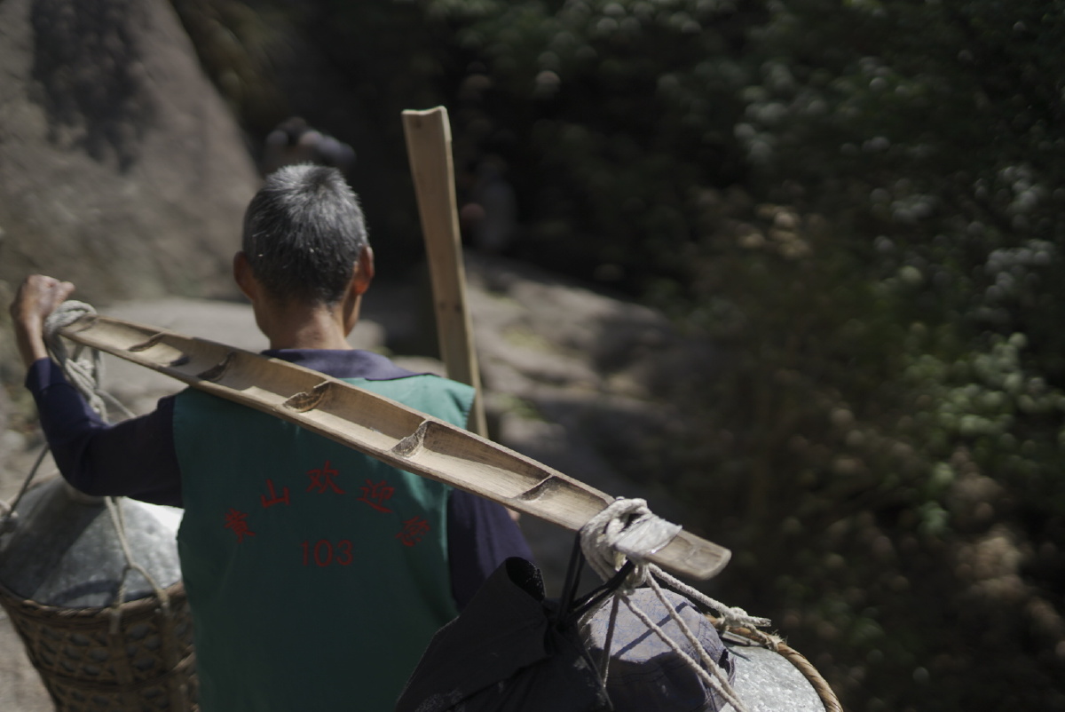 一位挑山工的背影
