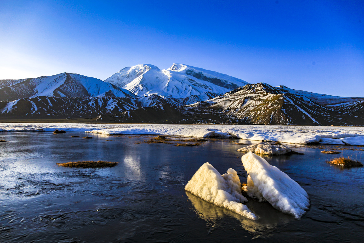慕士塔格冰峰晨韵(王烈摄影)