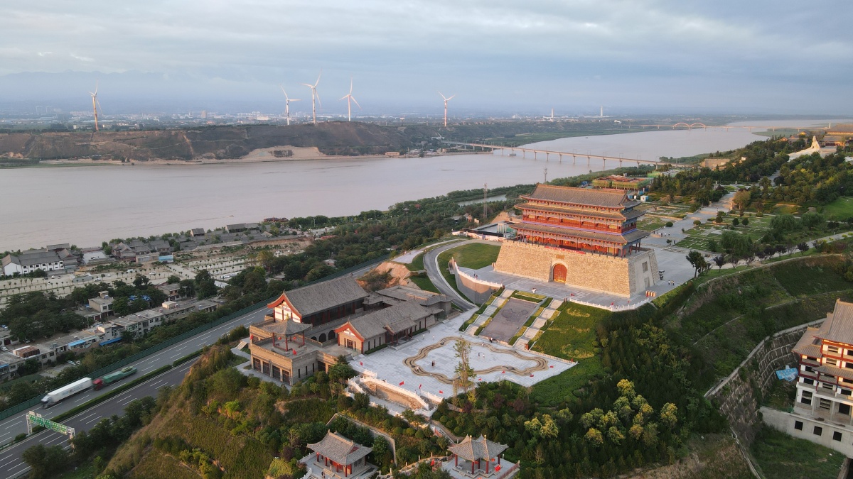 峰峦如聚波涛如怒山河表里潼关路望西都意踌躇伤心秦汉经行处宫阙万间