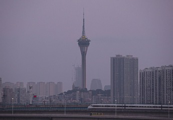 107046