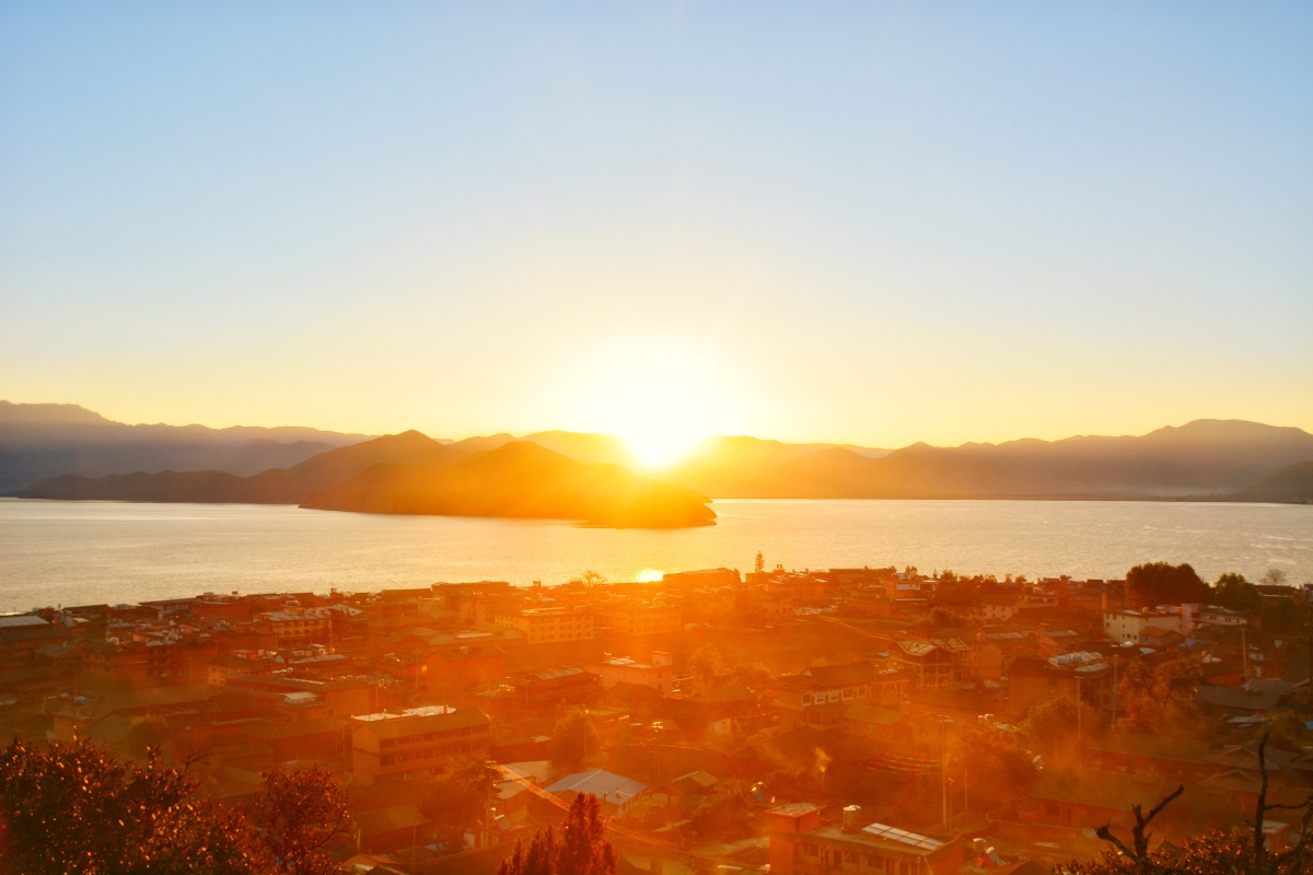 泸沽湖日出
