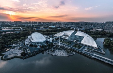 夕阳下的蟹老板与痞老板